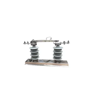 Manually Operated Disconnect Switch with Bipolar Silicone Rubber Insulators